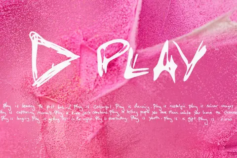 Nowa płyta Eda Sheerana "Play" na różowym tle z brokatem.