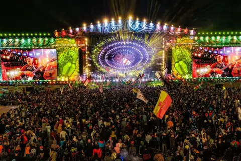 Ogromny tłum na koncercie, wielkie ekrany pokazujące gitarzystę. To musi być Poland Rock 2026!