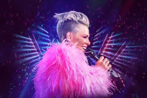 Energetyczny koncert Pink z piórami i konfetti.