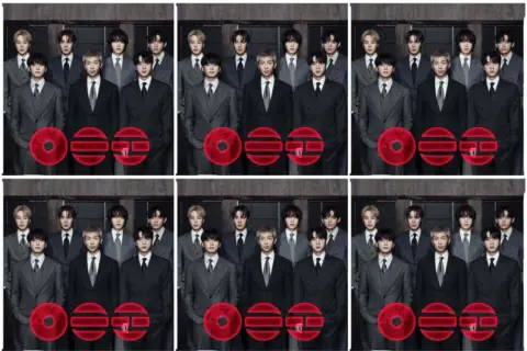 BTS w garniturach, z czerwonymi symbolami.