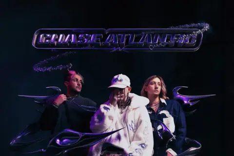 Trzech mężczyzn z zespołu Chase Atlantic na tle ciemnym z fioletowymi, metalicznymi elementami i logo zespołu.