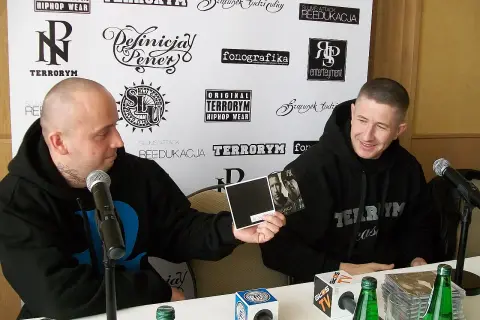 Peja i jego ekipa na konferencji "Peja decks o co poszło". Raperzy prezentują nowe wydawnictwo.