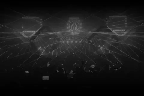 Widownia na festiwalu Mayday, otoczona laserami i światłami sceny, tworzącymi hipnotyzującą atmosferę.