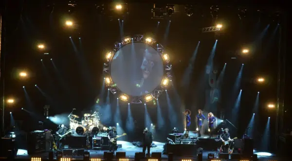 Koncert The Australian Pink Floyd Show z okrągłym ekranem i muzykami na scenie.