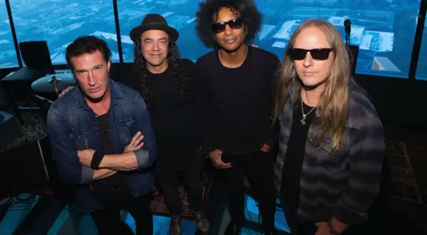 Członkowie Alice in Chains: William DuVall, Jerry Cantrell, Sean Kinney i Mike Inez pozują do zdjęcia.