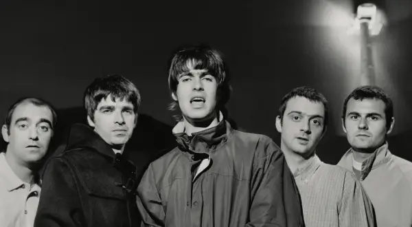 Oto członkowie jednego z najsłynniejszych zespołów rockowych, Oasis, pozujący do zdjęcia.
