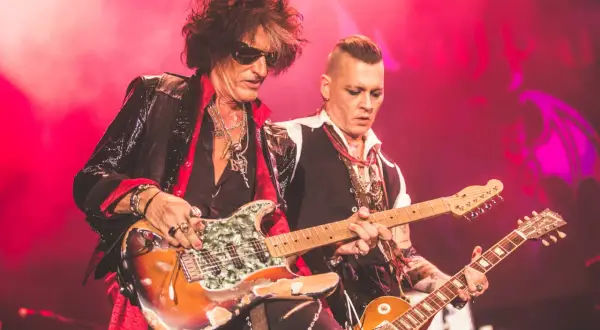 Joe Perry i Johnny Depp, członkowie Hollywood Vampires, grają na gitarach podczas koncertu.