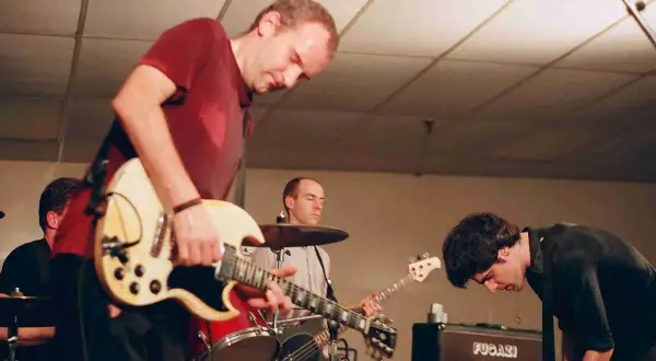 Zespół muzyczny grający na gitarach i perkusji.