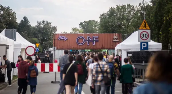 Tłum ludzi idzie w kierunku bramy festiwalowej z napisem "OFF Katowice".