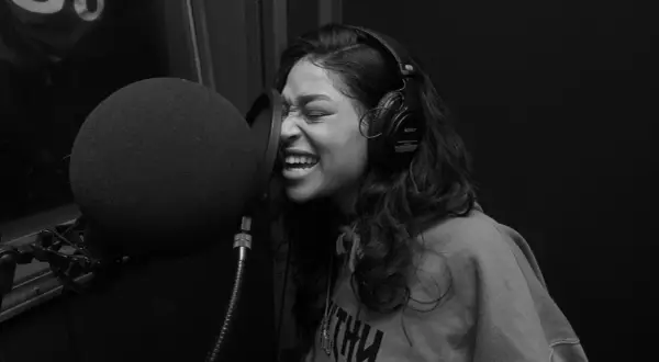 Artystka w słuchawkach nagrywa wokal. Czy to trap, czy rap? Różnice są subtelne, ale słychać je w emocjach.