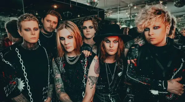Zespół Blind Channel w stylizacjach z mocnym makijażem i łańcuchami.