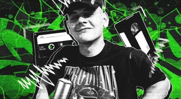 Młody mężczyzna w czapce i koszulce z napisem, obok kaset VHS i magnetofonowych, na tle zielonych abstrakcyjnych wzorów.