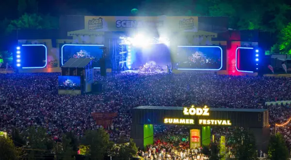 Koncert na Łódź Summer Festival z ogromną publicznością i sceną oświetloną światłami.