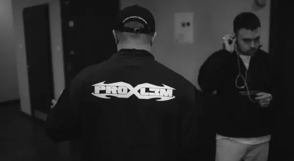 Dwóch mężczyzn, jeden w czapce z napisem "block party mixtape", drugi słucha muzyki. Na bluzie pierwszego widnieje napis "PROBL3M".