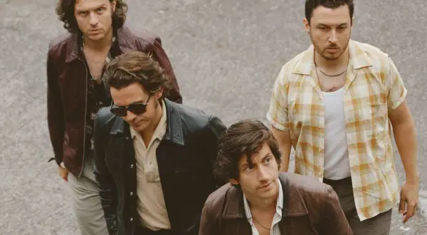 Członkowie Arctic Monkeys w stylowych kurtkach, zapowiedź nowego albumu.