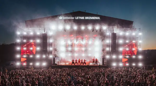 Koncert na festiwalu Santander Letnie Brzmienia z tłumem widzów i oświetloną sceną.
