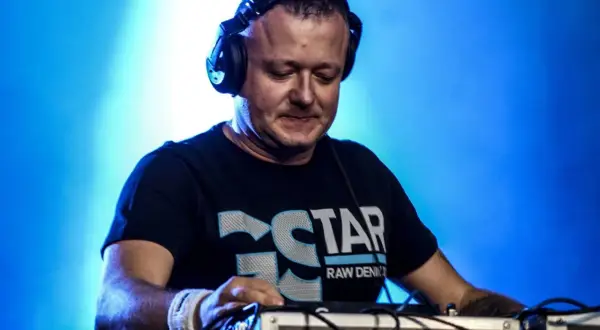 DJ Hazel w akcji, tworzy swoje niepowtarzalne dj hazel utwory na żywo.