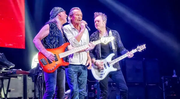 Zespół Deep Purple na scenie: gitarzyści i wokalista.