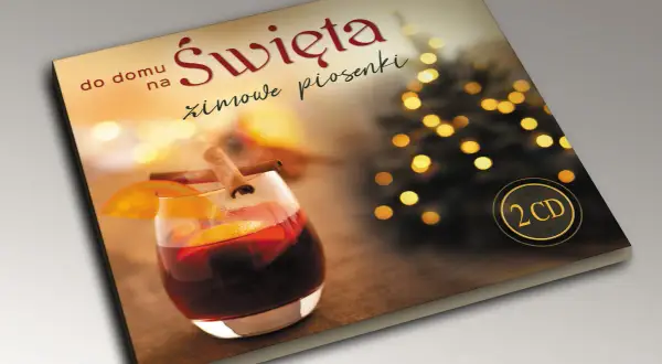 Do domu na Święta" - zimowe piosenki dla dorosłych. Ciepły napój z cynamonem i pomarańczą, choinka w tle.