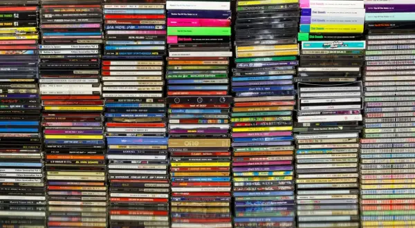 Najważniejsze płyty w historii muzyki: stosy CD z hitami od lat 80. po 2000. To skarbnica muzycznych wspomnień.