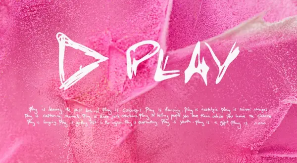 Nowa płyta Eda Sheerana "Play" na różowym tle z brokatem.