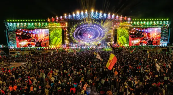 Ogromny tłum na koncercie, wielkie ekrany pokazujące gitarzystę. To musi być Poland Rock 2026!