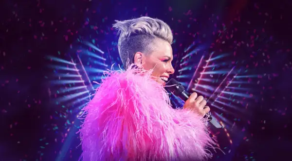 Energetyczny koncert Pink z piórami i konfetti.