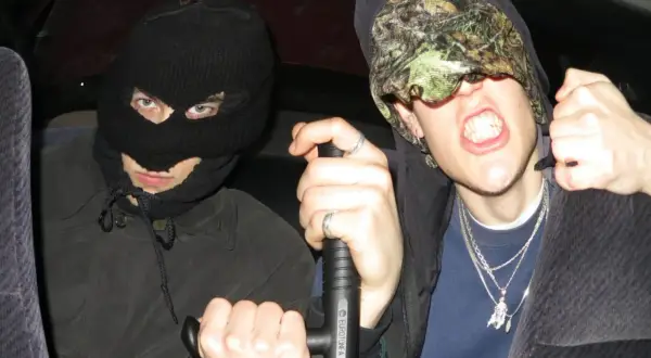 Dwóch mężczyzn w kominiarkach, jeden trzyma tonfę. Ich styl to czysty tonfa rap.