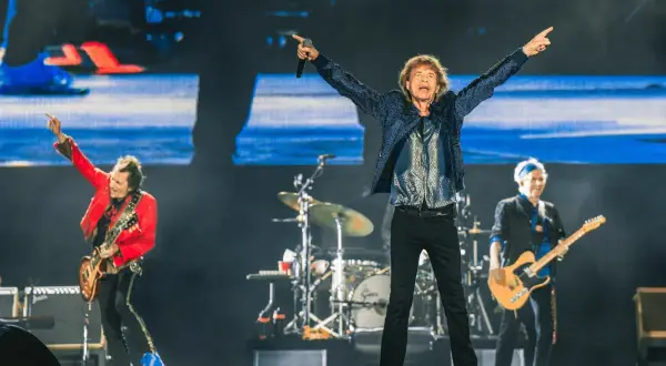 Mick Jagger i Keith Richards na scenie podczas jednego z niezapomnianych koncertów The Rolling Stones. Energia i rock'n'roll w czystej postaci.