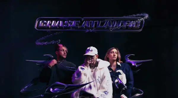 Trzech mężczyzn z zespołu Chase Atlantic na tle ciemnym z fioletowymi, metalicznymi elementami i logo zespołu.