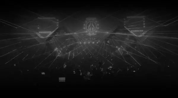 Widownia na festiwalu Mayday, otoczona laserami i światłami sceny, tworzącymi hipnotyzującą atmosferę.
