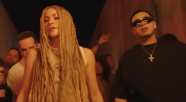 Shakira z warkoczami i raperem w okularach przeciwsłonecznych, jakby na planie teledysku "El Jefe".