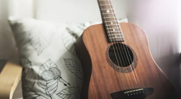 Akustyczna gitara, gotowa do harcerskiego bicia przy ognisku.