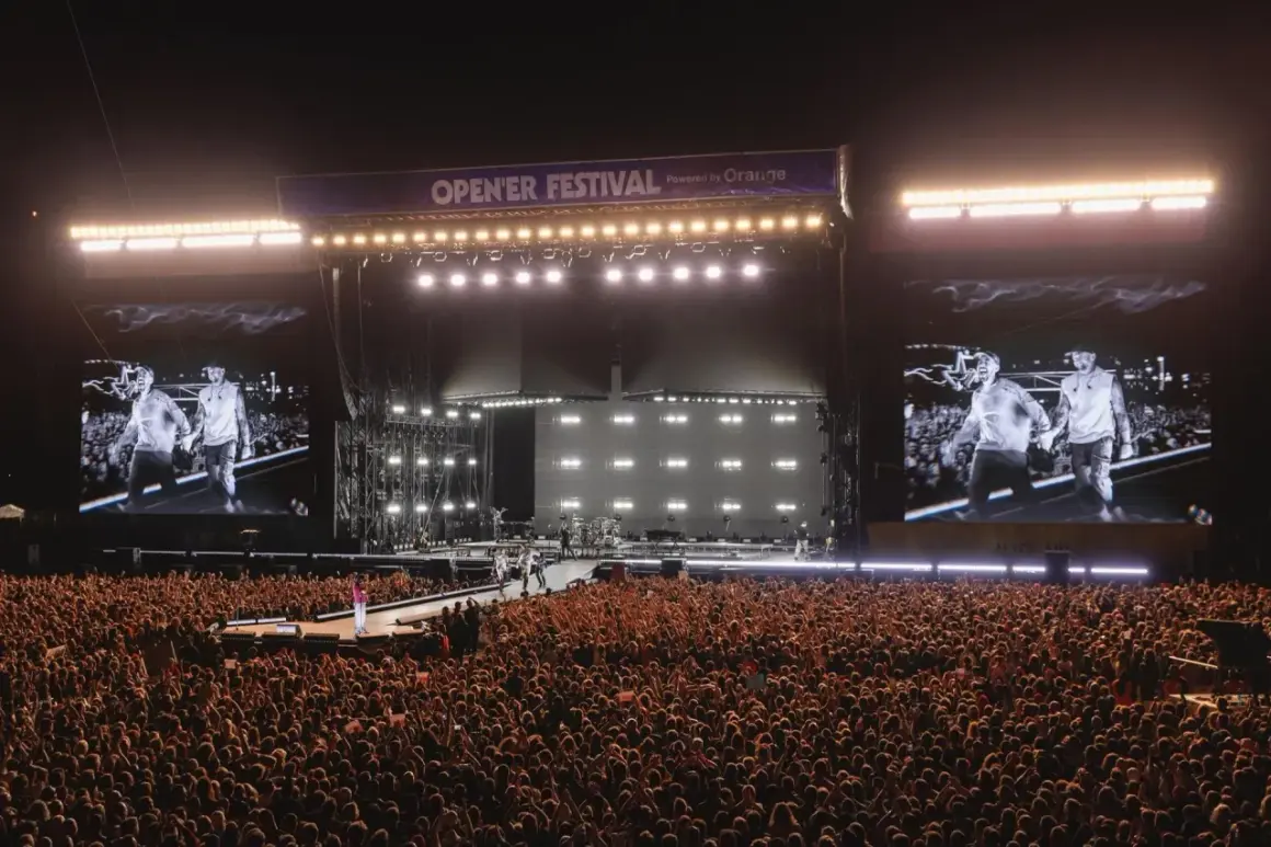 Tłum szaleje na opener festiwal w sobotę. Na scenie artyści, a na telebimach ich wizerunki.