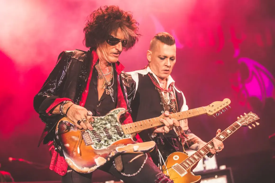 Joe Perry i Johnny Depp, członkowie Hollywood Vampires, grają na gitarach podczas koncertu.