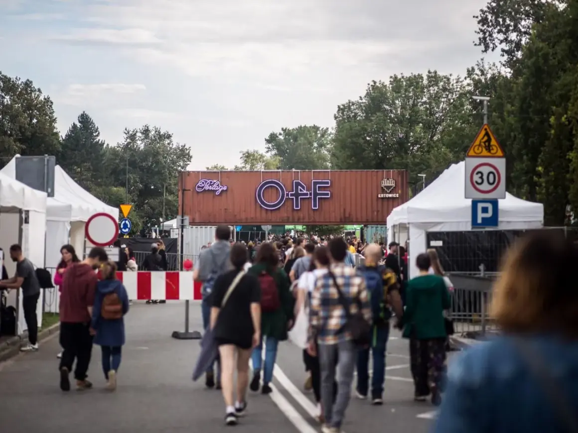 Tłum ludzi idzie w kierunku bramy festiwalowej z napisem "OFF Katowice".