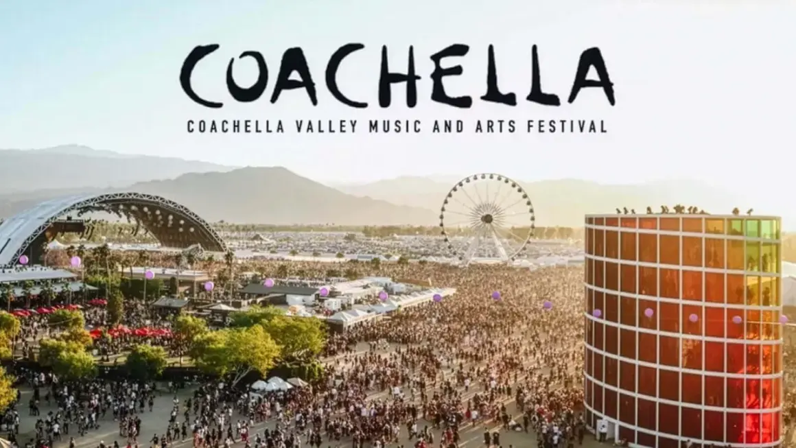 Widok z lotu ptaka na festiwal Coachella z tłumem, sceną, diabelskim młynem i kolorową instalacją.