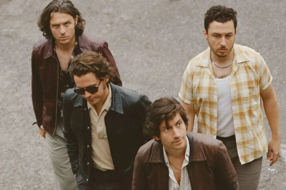 Członkowie Arctic Monkeys w stylowych kurtkach, zapowiedź nowego albumu.