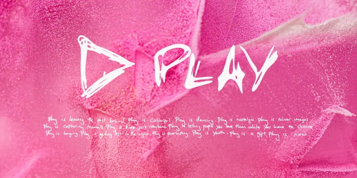Nowa płyta Eda Sheerana "Play" na różowym tle z brokatem.