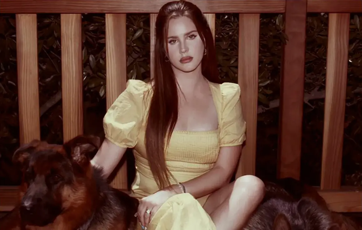 Lana Del Rey w żółtej sukience z psami, jakby czekała na nowy album.