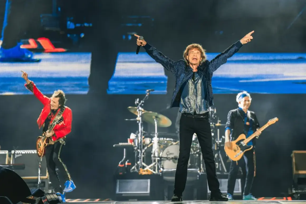 Mick Jagger i Keith Richards na scenie podczas jednego z niezapomnianych koncertów The Rolling Stones. Energia i rock'n'roll w czystej postaci.