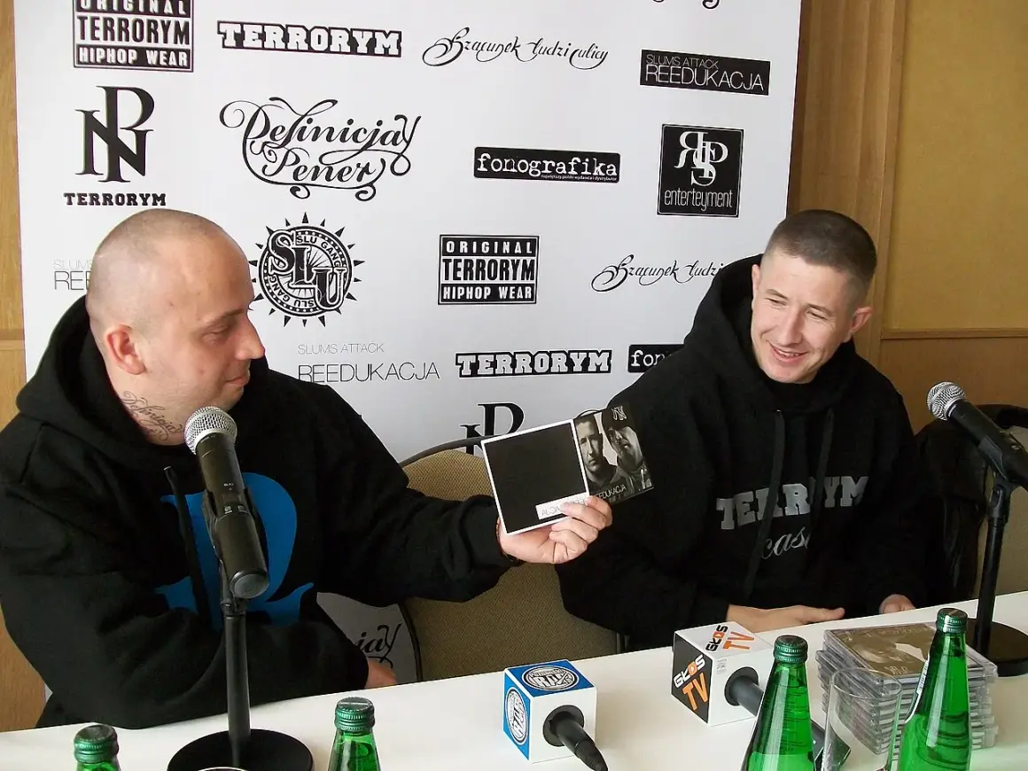 Peja i jego ekipa na konferencji "Peja decks o co poszło". Raperzy prezentują nowe wydawnictwo.