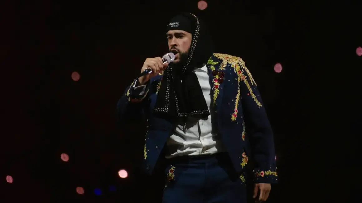 Bad Bunny w ozdobnej marynarce śpiewa na koncercie, marząc o występie w Polsce.