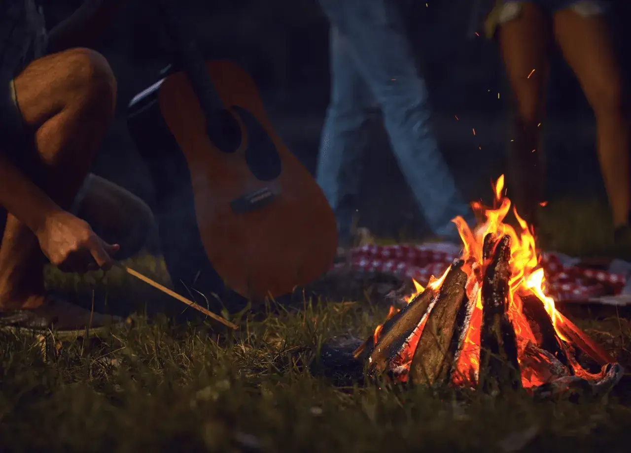 Przy ognisku, gitara i przyjaciele. Czas na harcerskie piosenki i chwyty przy blasku płomieni.