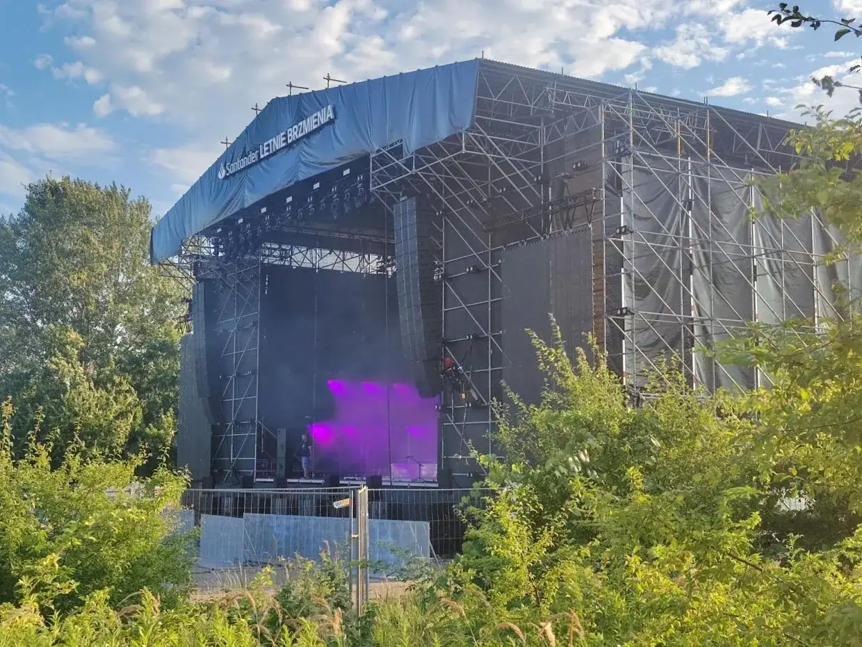 Scena festiwalowa z napisem 