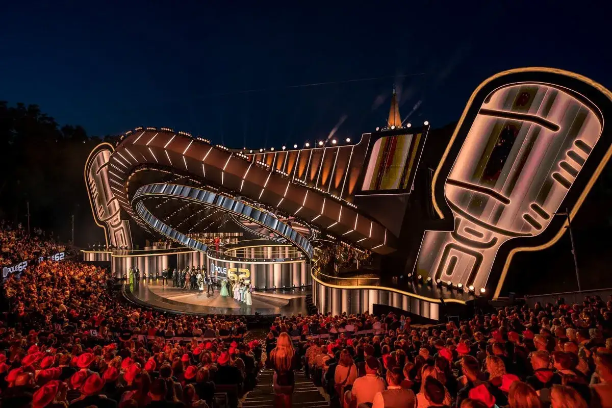 Wielka scena z gigantycznymi mikrofonami, tłum widz&oacute;w i artyści na scenie &ndash; to wszystko podczas festiwalu Opole. Program wieczoru zapowiada się ekscytująco!
