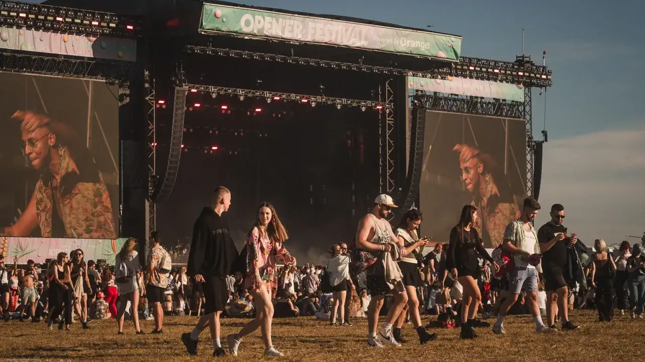 Ludzie na Opener Festival w sobotę, tłum przed sceną, na ekranach widać artystę.