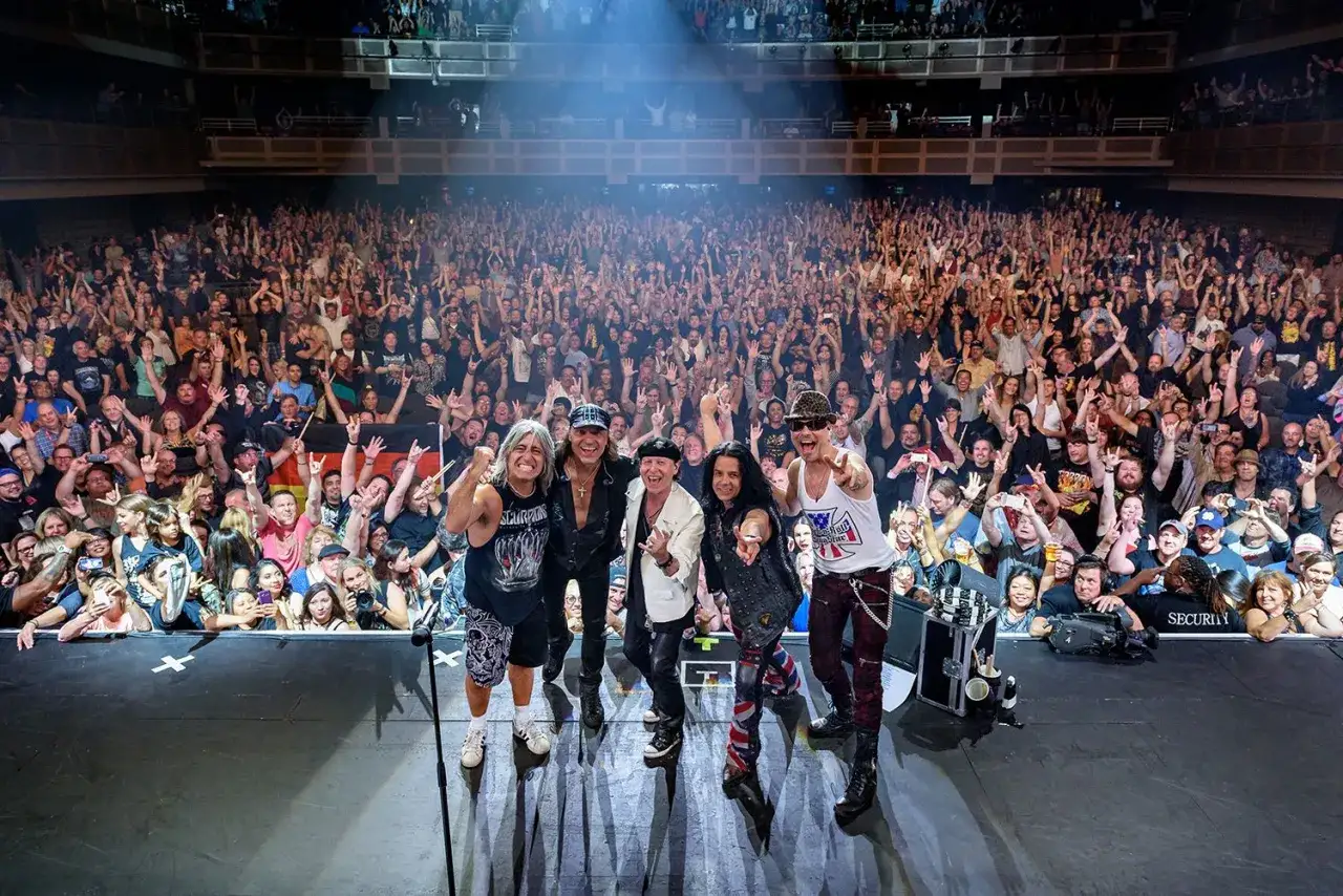 Zesp&oacute;ł Scorpions na scenie, przed tłumem fan&oacute;w. To prawdziwa inwazja mocy!