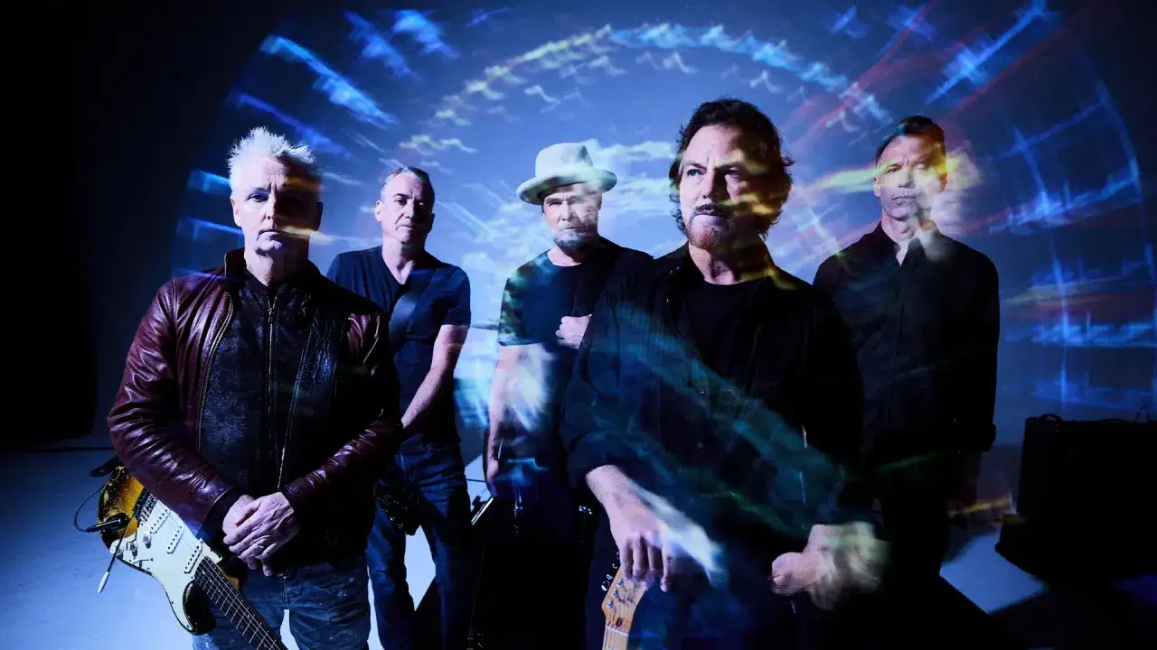 Zesp&oacute;ł Pearl Jam Polska w stylizacji z lat 90. na tle psychodelicznych projekcji.