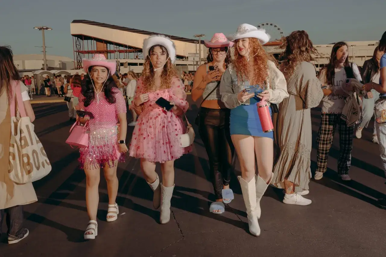 Fanki na Taylor Swift The Eras Tour w kowbojskich kapeluszach i r&oacute;żowych strojach.